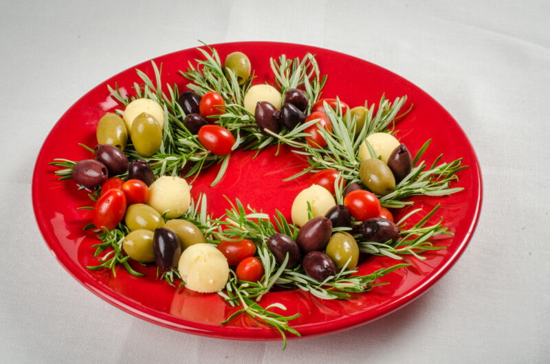 Julkrans med cheddarkulor och oliver