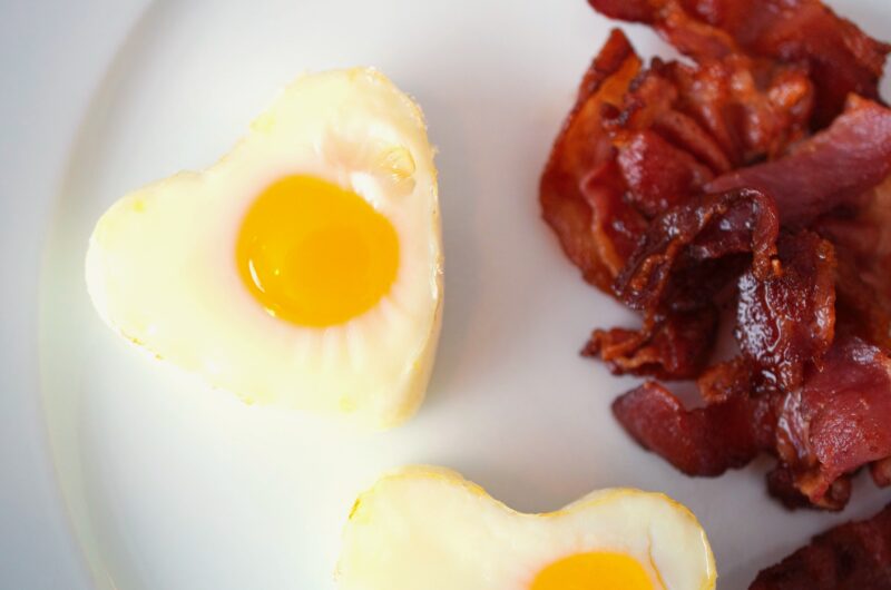 Höga hjärtformade frukostägg med bacon