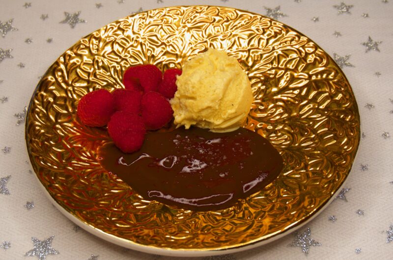 Flingsaltad chokladkräm med färska hallon och vaniljglass