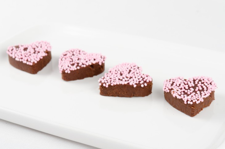 Hjärtformade chokladtryfflar med rosa minipärlor