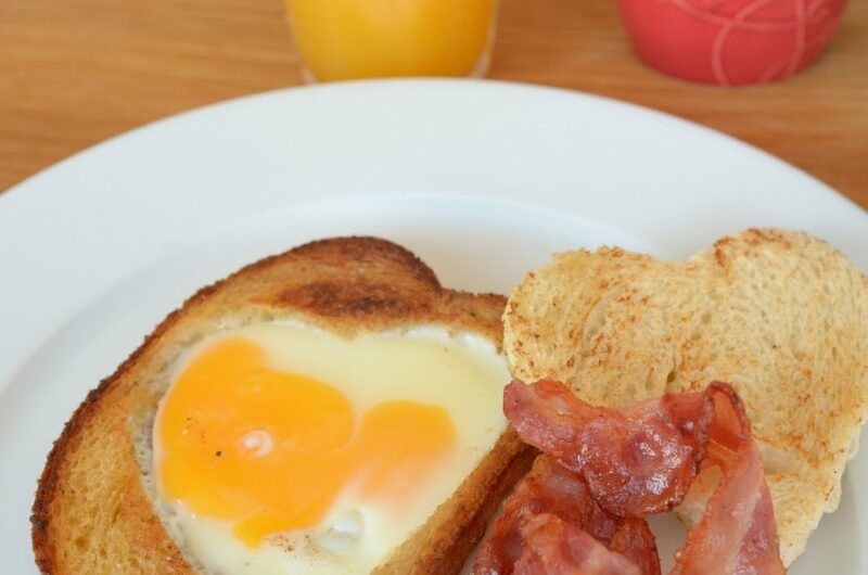 Hjärtformat ägg med toast och bacon