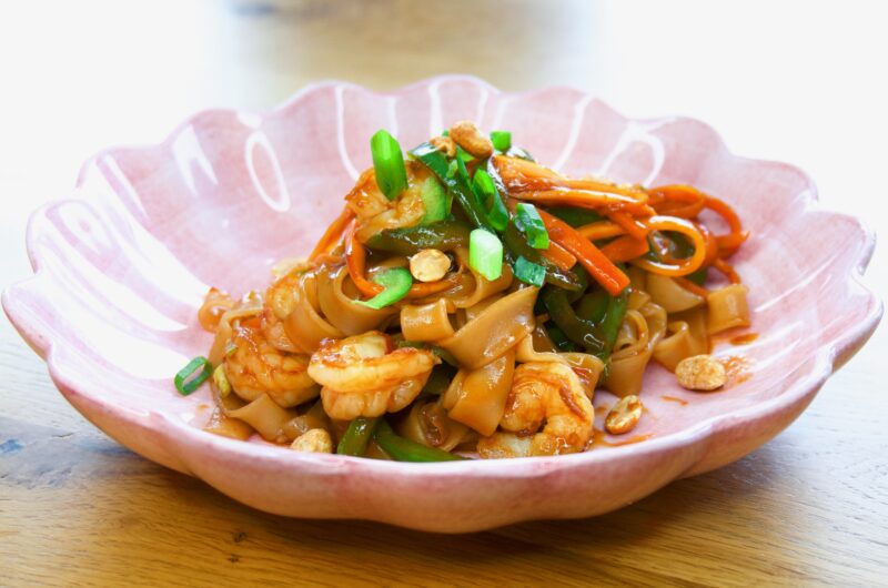 Kinesiska Kung Pao räkor med risnudlar och stekta grönsaker