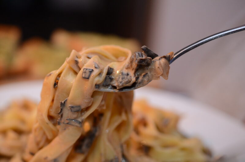 Färsk pasta med ädelost och svart trumpetsvamp