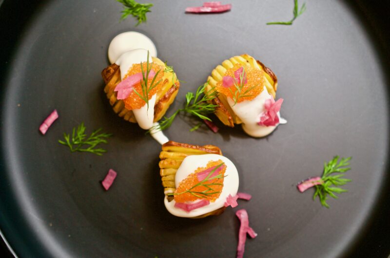 Mini hasselbackspotatis med vispad crème fraiche, löjrom och syrad rödlök