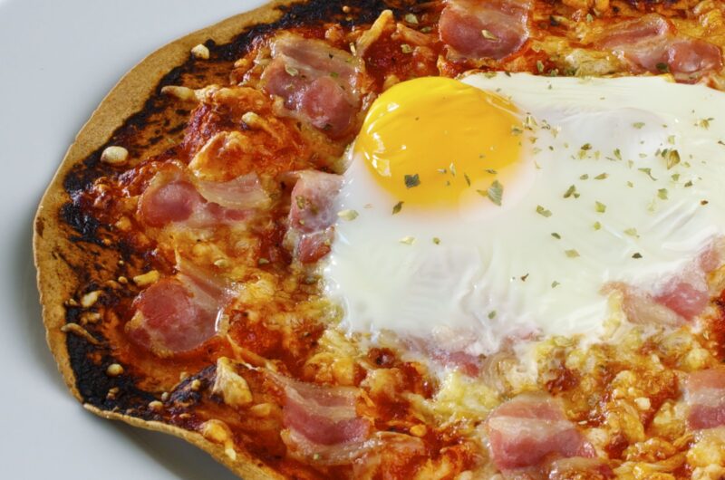 Frukostpizza med ägg och bacon