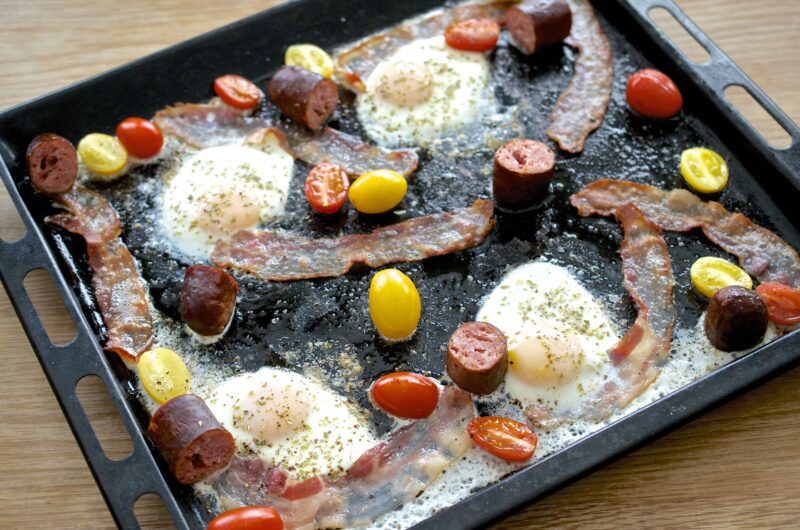 Frukostplåt med ägg och bacon