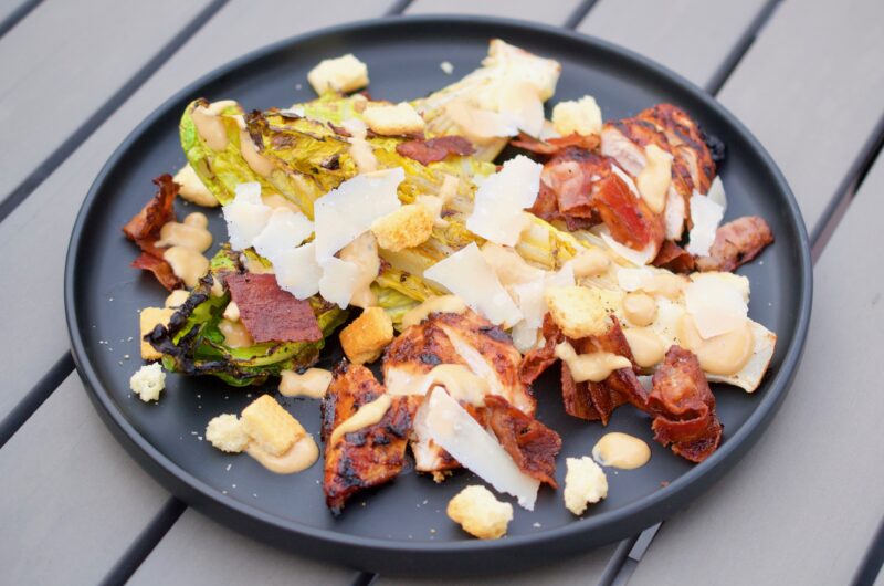 Grillad Caesarsallad med kyckling och bacon