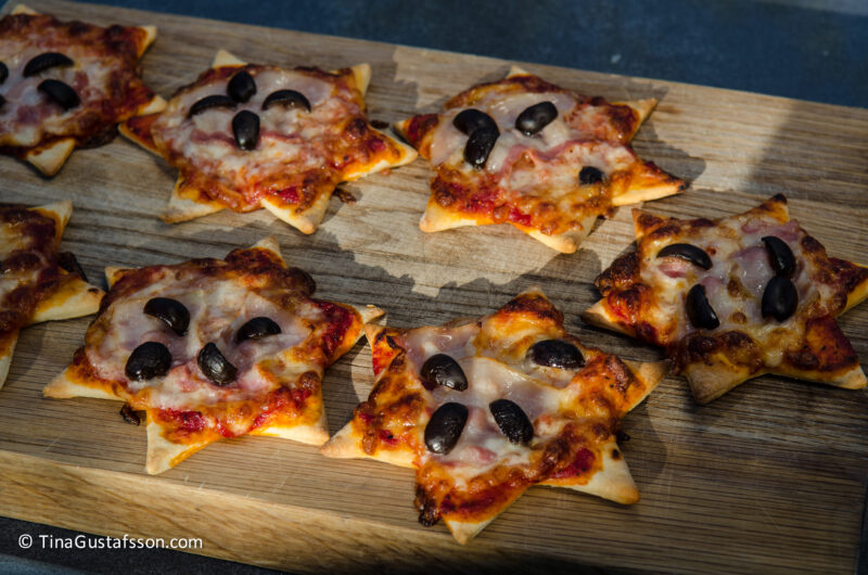 Pizzastjärnor med bacon och svarta oliver