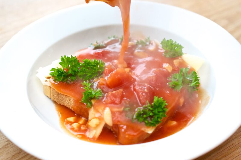 Tomatsoppa med vitlök, persilja och rostat bröd