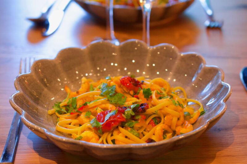 Saffransspagetti med räkor och semitorkade cocktailtomater