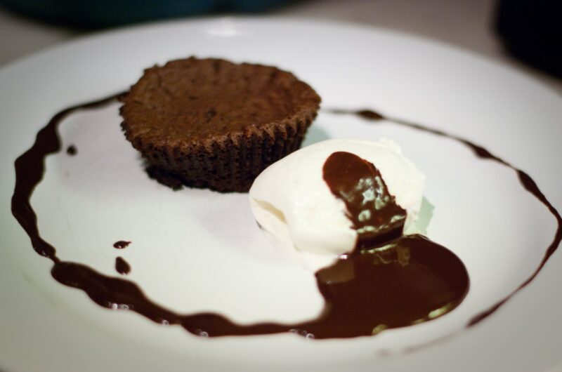 Chokladfondant med vaniljglass och chokladsås