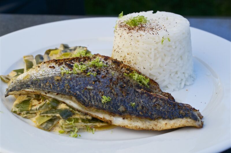 Smörstekt Seabream med syrlig kokosmjölk och purjolökssås