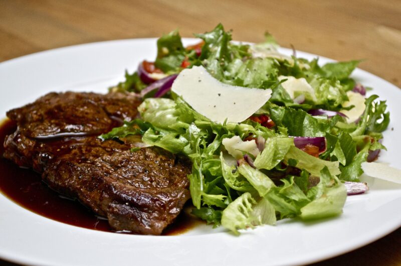 Stekt entrecôte med ljummen tomat och löksallad