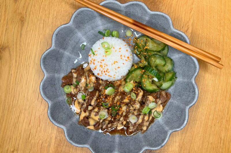 Hoisinbiff med chili och sojamajonnäs samt Evelinas Kyoto-gurksallad
