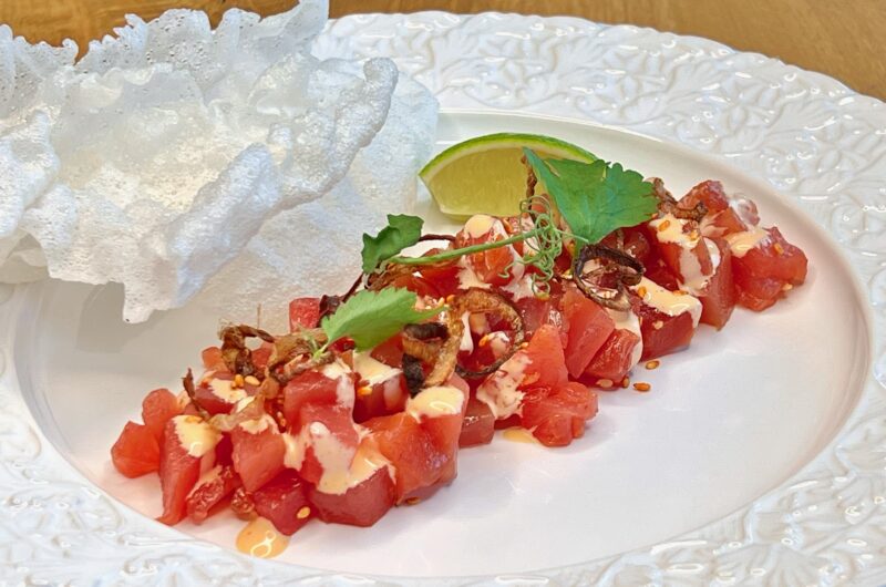 Tonfisktartar med friterad bananschalottenlök samt chili- och sojamajonnäs