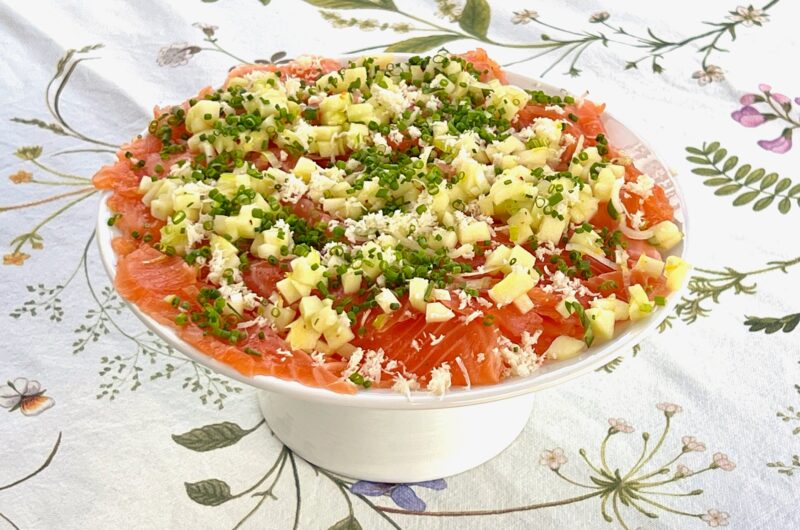 Citron- och pepparotsgravad lax med äppelsalsa