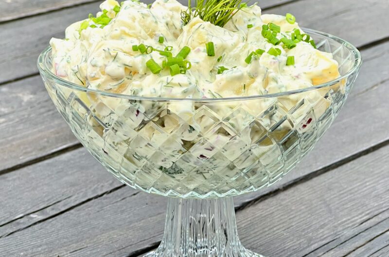 Krämig potatissallad med bostongurka och äpple