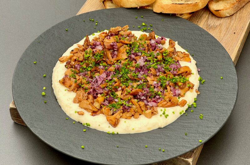 Kantarelldipp med rödlök och salladslök