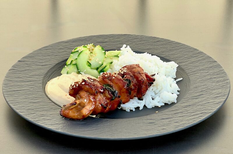 Kycklingspett yakitori med sojamajonnäs och gurksallad